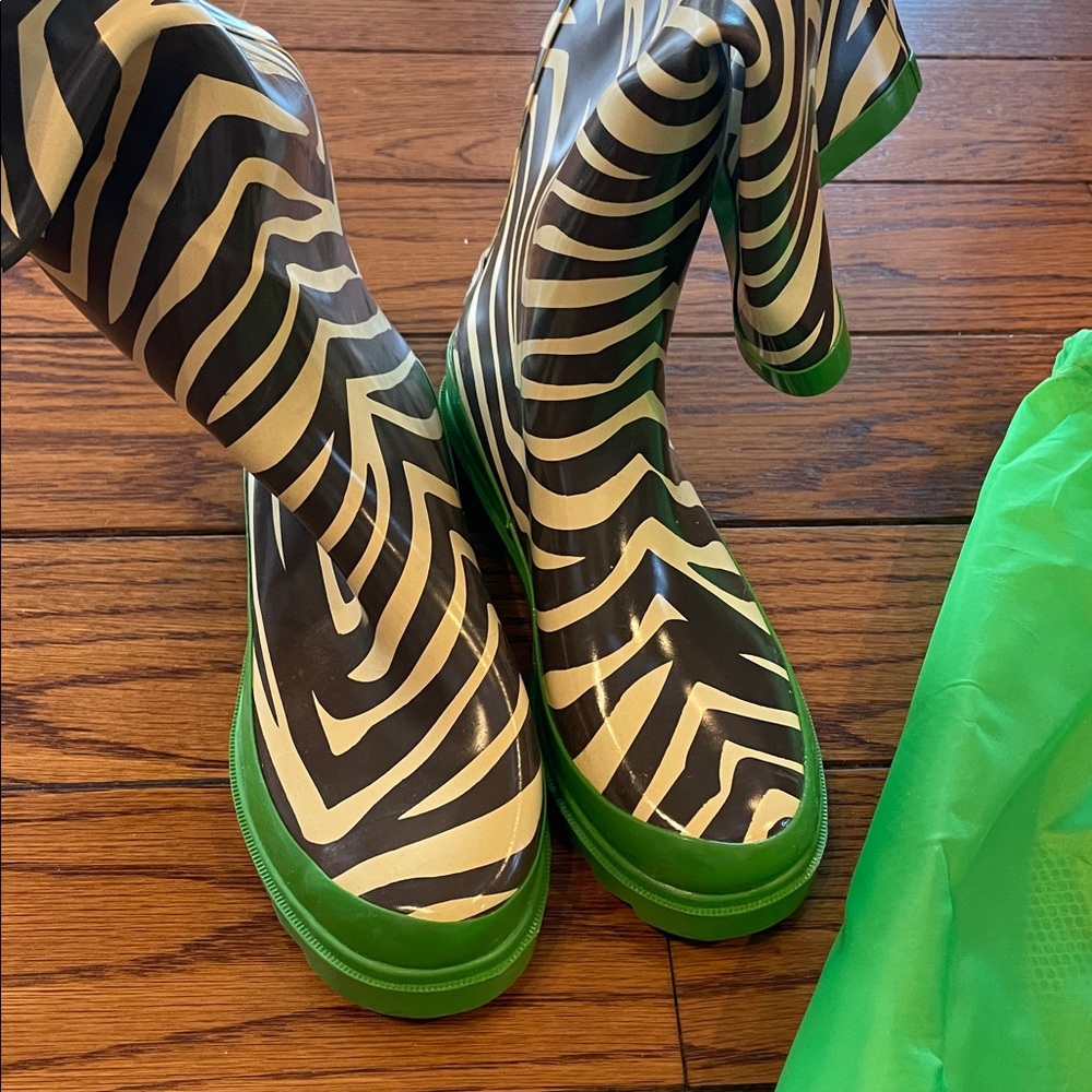 Zebra Print Rain Boots with Green Soles - Picture 5 of 6